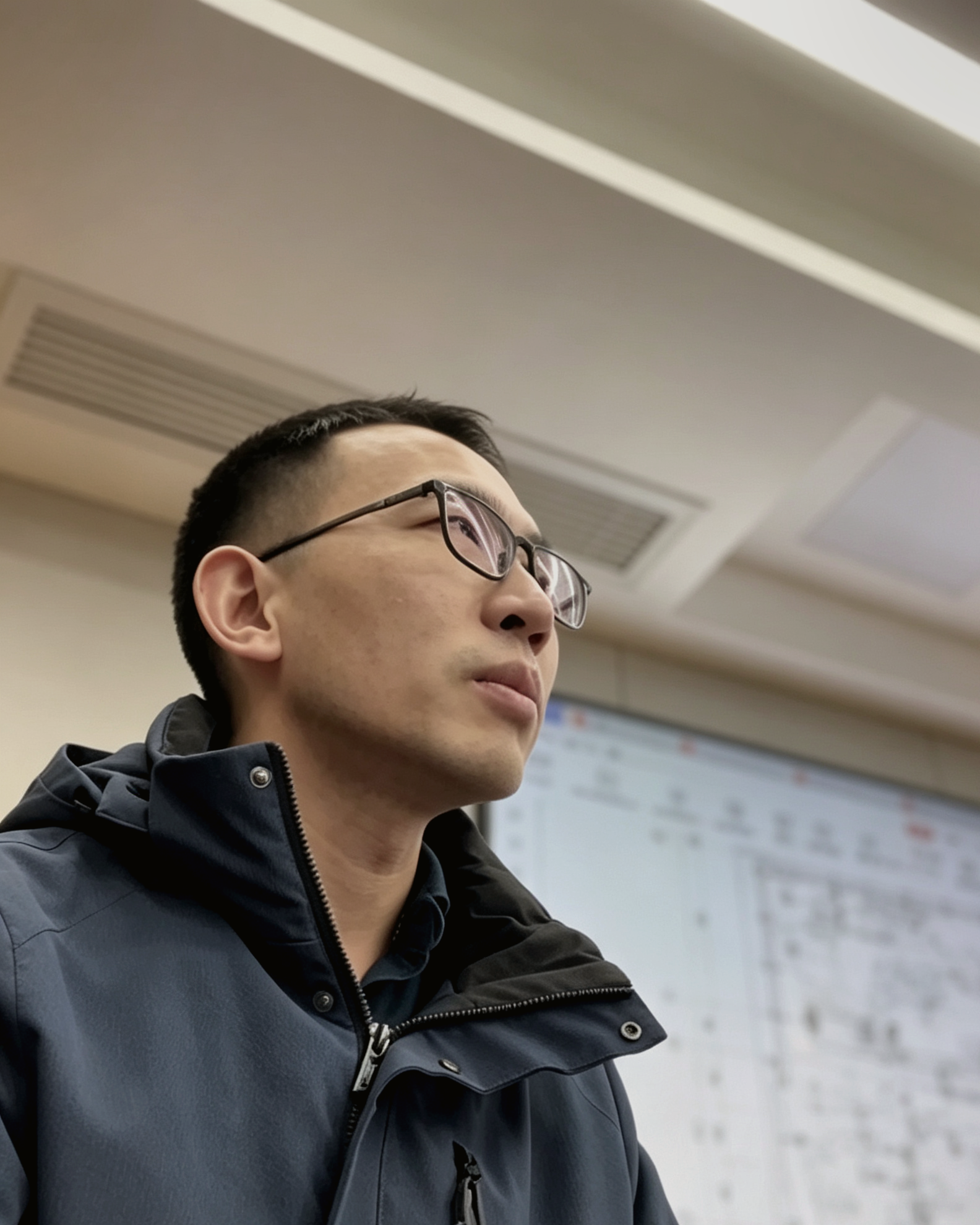 李睿淞在工程图纸前工作